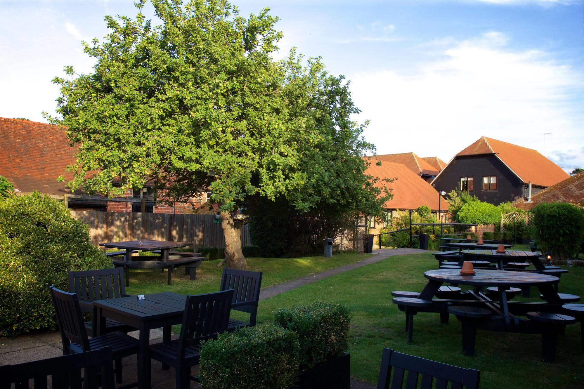The Talbot Inn Woking Exterior foto