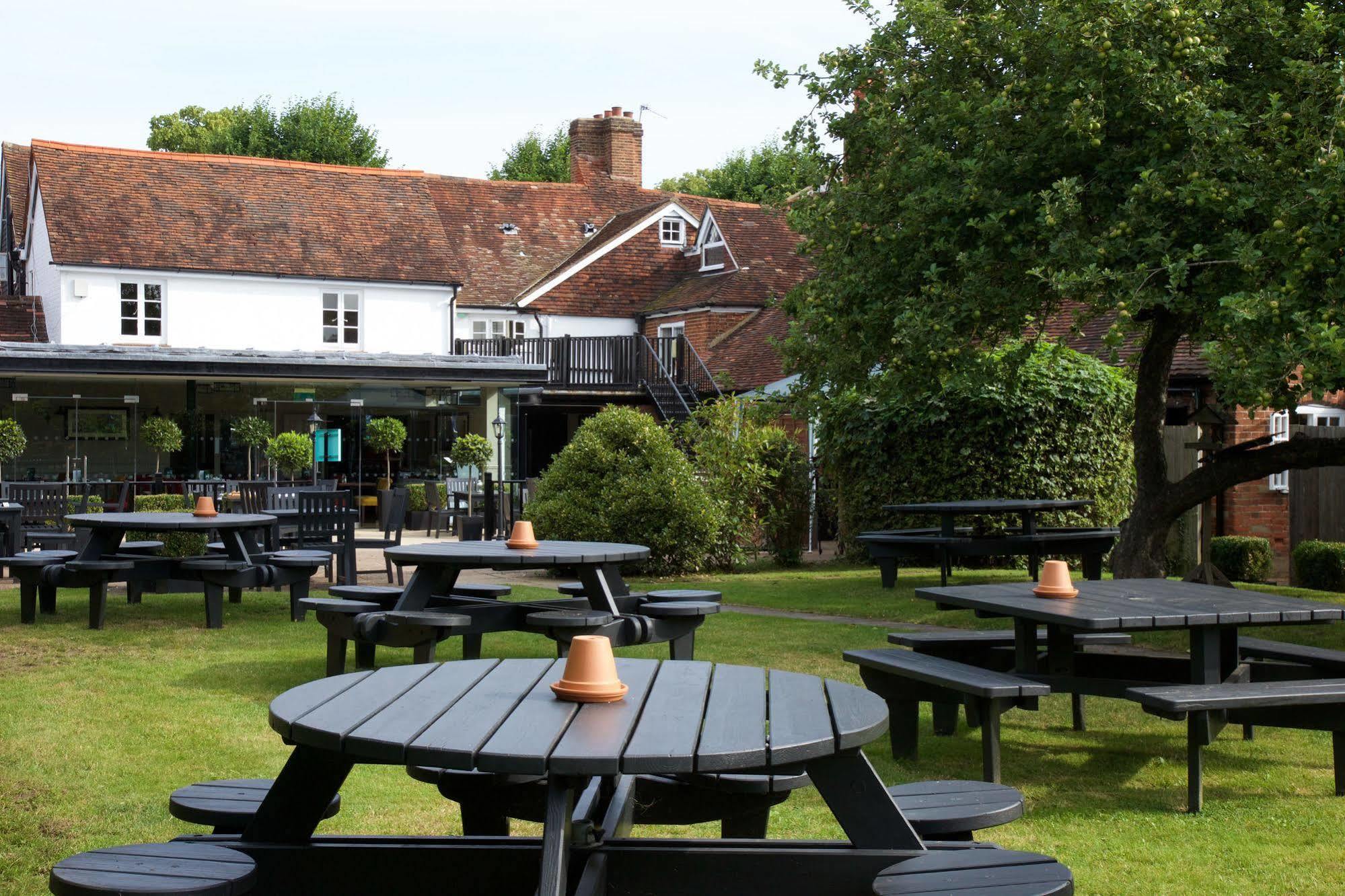 The Talbot Inn Woking Exterior foto